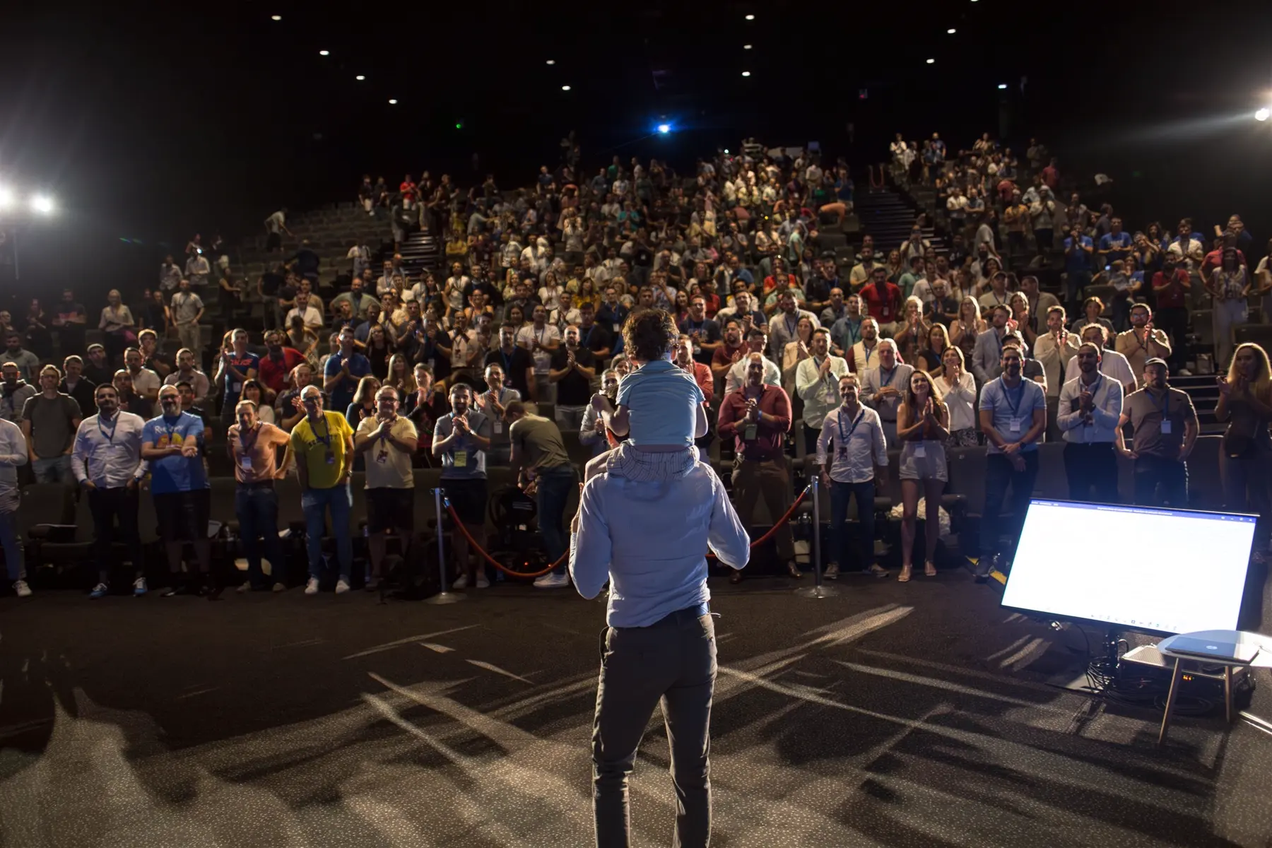 Javier Medina en el escenario del Evento LIBERTAD, con el auditorio de Kinépolis Valencia lleno