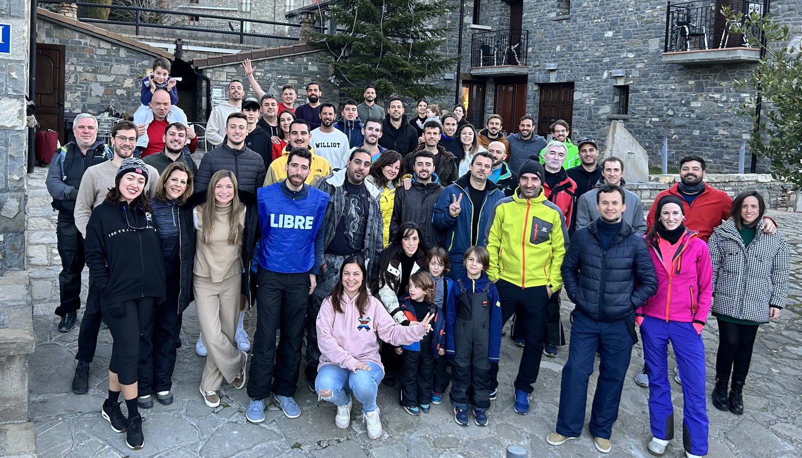 Foto de grupo de la quedada de esquiadores inversores de Libre a los 30 en el Pirineo